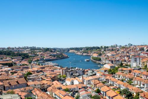 3BR w River views by Metro by LovelyStay