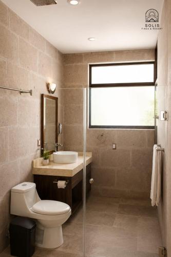 a bathroom with a toilet and a sink at Habitación Privada in Jacuaro