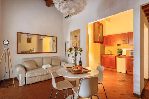 Via Maggio 10 Historic 1 Bedroom in Oltrarno