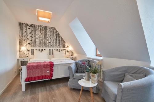 a bedroom with a bed and two chairs at Zur Schleikate in Boren