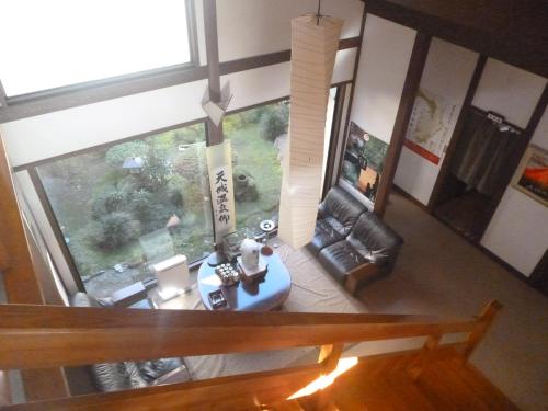an overhead view of a living room with a couch and a table at Irorino Yado Sankichi in Izu