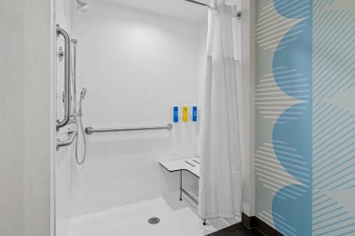 a bathroom with a shower with a shower curtain at Tru By Hilton Princeton in Princeton