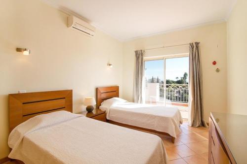 Villa Sleeps 8 with Pool and Parking