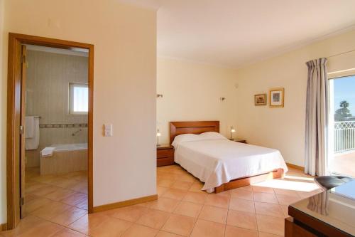 Villa Sleeps 8 with Pool and Parking