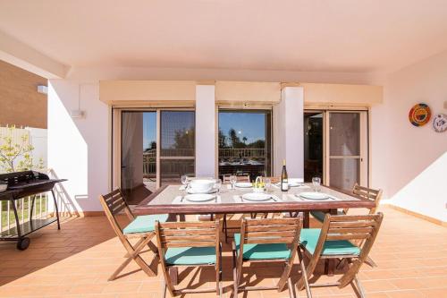 Villa Sleeps 8 with Pool and Parking