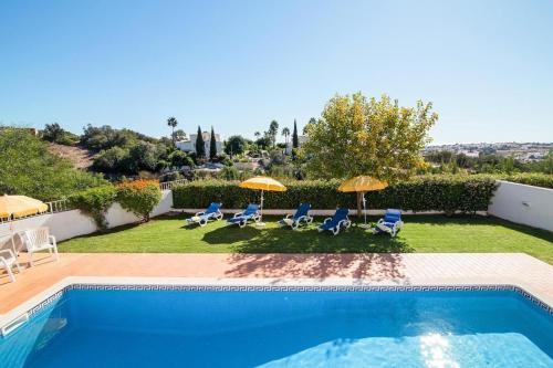 Villa Sleeps 8 with Pool and Parking