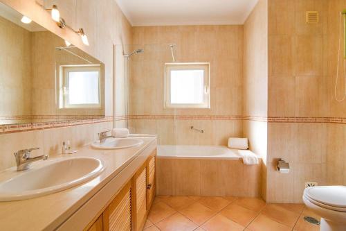 Villa Sleeps 8 with Pool and Parking