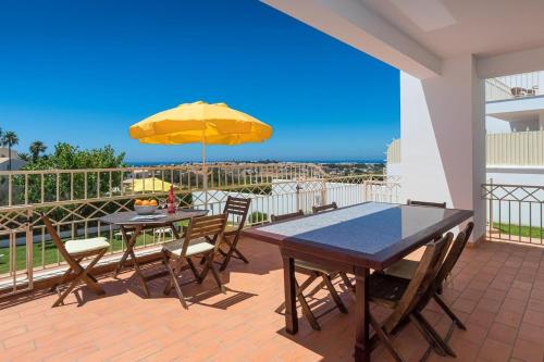 Villa Sleeps 8 with Pool and Parking