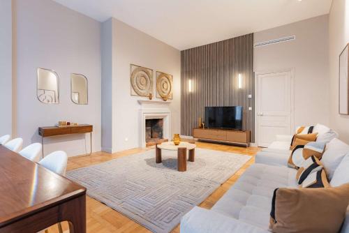 Spacious and elegant 2BR airconditioned Trocadéro