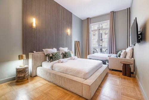 Spacious and elegant 2BR airconditioned Trocadéro