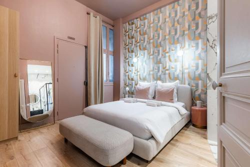 Spacious and elegant 2BR airconditioned Trocadéro