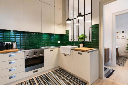 3 Bedroom Downtown Wonderwall by LovelyStay