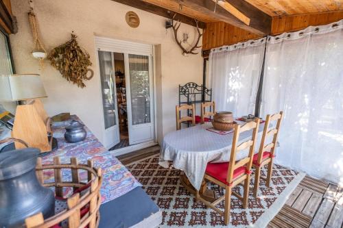 a dining room with a table and chairs at La villa d'alyxia in La Bastide-Puylaurent