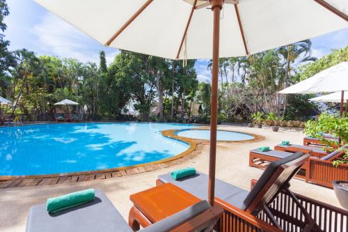 Der Swimmingpool an oder in der Nähe von Kamala Beach Estate Resort - SHA Extra Plus
