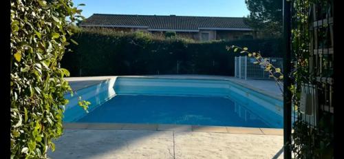 T2 avec piscine & parking proche cité médiévale