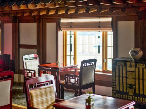 a dining room with chairs and tables and a window at Grand Mercure Imperial Palace Seoul Gangnam in Seoul