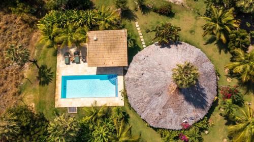 an overhead view of a swimming pool and a resort at Refugios Parajuru - Villa Alegre in Parajuru