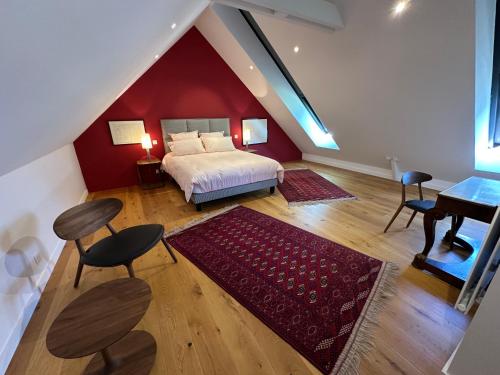 a bedroom with a bed and a red wall at Er Rohellec in Baden
