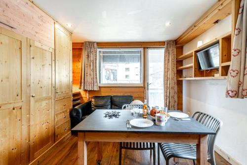 Le Nid Douillé du Crêt, parking et terrasse