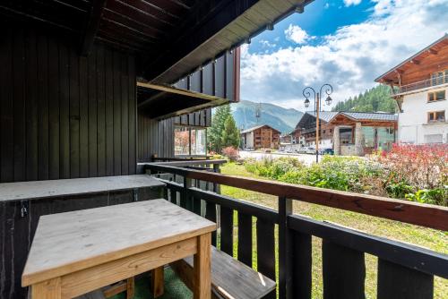 Le Nid Douillé du Crêt, parking et terrasse