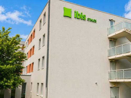a building with a jobs sign on the side of it at ibis Styles Clermont Ferrand Sud La Pardieu in Clermont-Ferrand