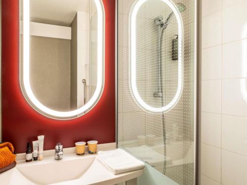 a bathroom with a sink and a shower at ibis Aulnay Paris Nord Expo in Aulnay-sous-Bois