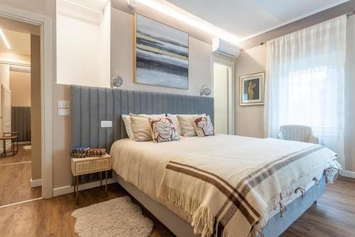 a bedroom with a large bed with a blue headboard at valter rooms 2 in Castel del Piano