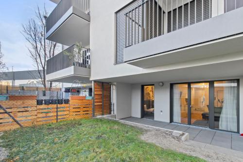 1BR I Balcony I Direct Train to Airport