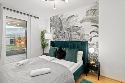 1BR I Balcony I Direct Train to Airport