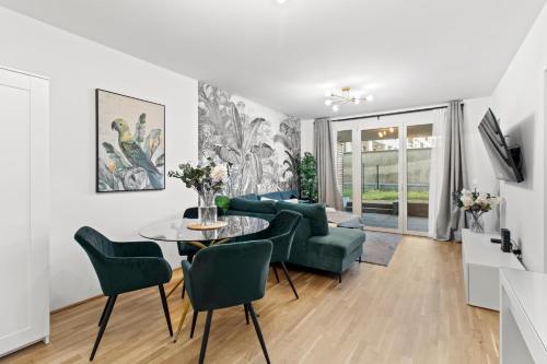 1BR I Balcony I Direct Train to Airport