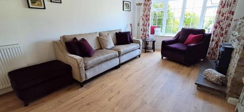 a living room with a couch and two chairs at Willow Cottage 3 bed, cosy stopover, dogs welcome in Thornton-le-Beans