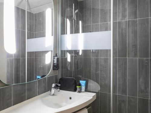 a bathroom with a sink and a mirror at ibis Paris porte de Bercy in Charenton-le-Pont