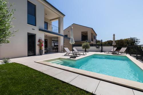 Andrea Deluxe Apartment with Pool