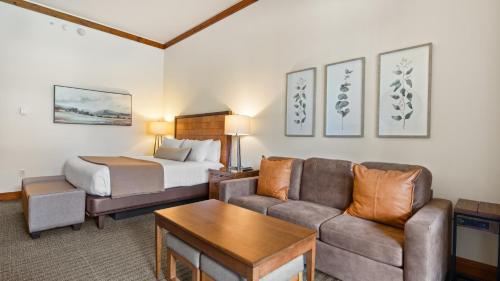 a hotel room with a bed and a couch at 147 Studio Spruce Peak Lodge at Stowe Mt Resort Sleeps 4 in Stowe
