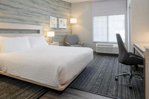 a hotel room with a bed and a desk and a chair at TownePlace Suites by Marriott San Pablo in San Pablo