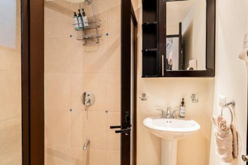 a bathroom with a sink and a shower at Casa Villa Ensueño in Jacó