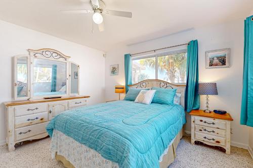 a bedroom with a bed and a window at 4 Mi to Beach! Lake-View Florida Family Retreat in JFK Medical Center Incorporated Heliport