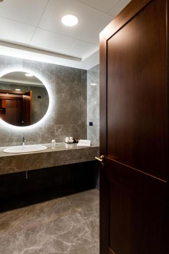 a bathroom with a sink and a mirror at Albergo dell'Agenzia in Bra