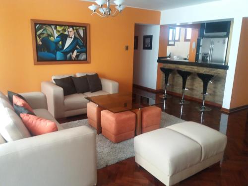 sala de estar con sofá y mesa en Miraflores, en Lima