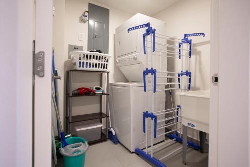 a laundry room with a washer and dryer at Villa Marina Hotel in Playa Venao