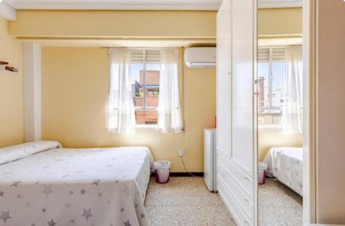 Alquilo habitación doble con aire acondicionado, nevera y baño privado