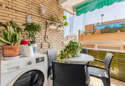 Alquilo habitación doble con aire acondicionado, nevera y baño privado