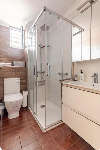 Alquilo habitación doble con aire acondicionado, nevera y baño privado