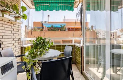 Alquilo habitación doble con aire acondicionado, nevera y baño privado