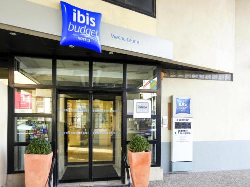 a store front of a building with a sign on it at ibis budget Vienne Sud in Vienne