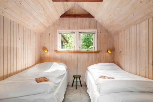 two beds in a small room with a window at HA378-Saeby-Krebsevej-2 in Sæby