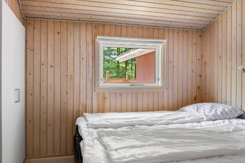 a bedroom with a bed and a window at 0651-Toftlund-Skikkild-bjerge-20 in Toftlund