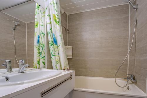 Slopeside Apt w Balcony & Views