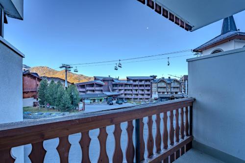 Slopeside Apt w Balcony & Views
