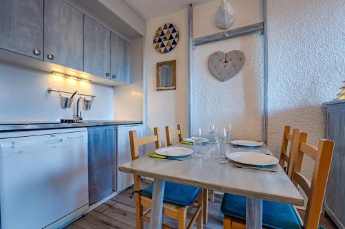 Slopeside Apt w Balcony & Views
